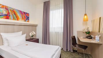 Colchones con pillow-top y caja de seguridad en la habitación