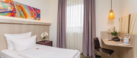 Standaard eenpersoonskamer | Pillowtop-bedden, een kluis op de kamer, een bureau, een laptopwerkplek