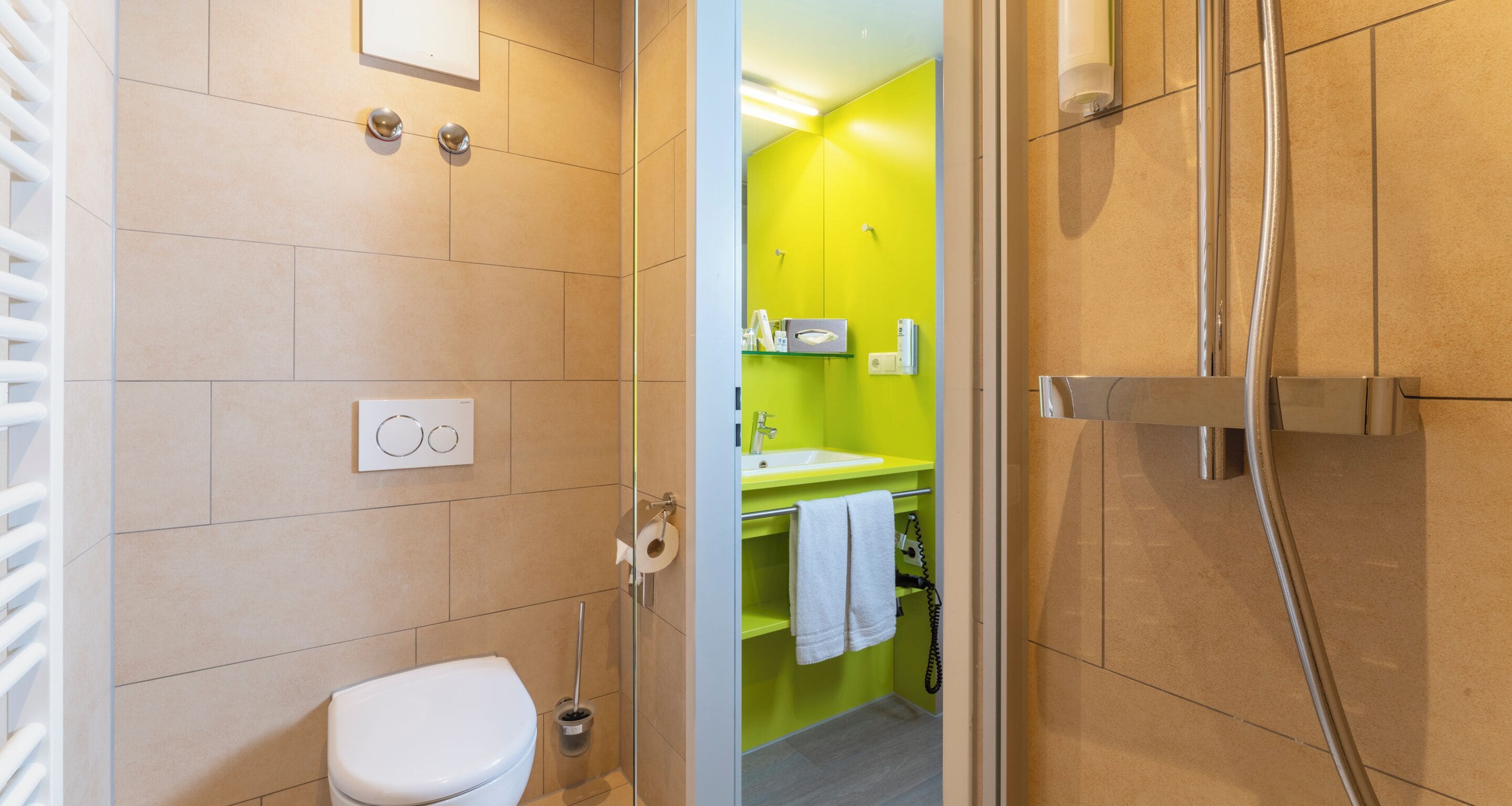 Un baño con inodoro, ducha y lavamanos.