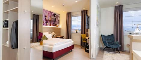 Suite | Senger med overmadrass, safe på rommet og skrivebord