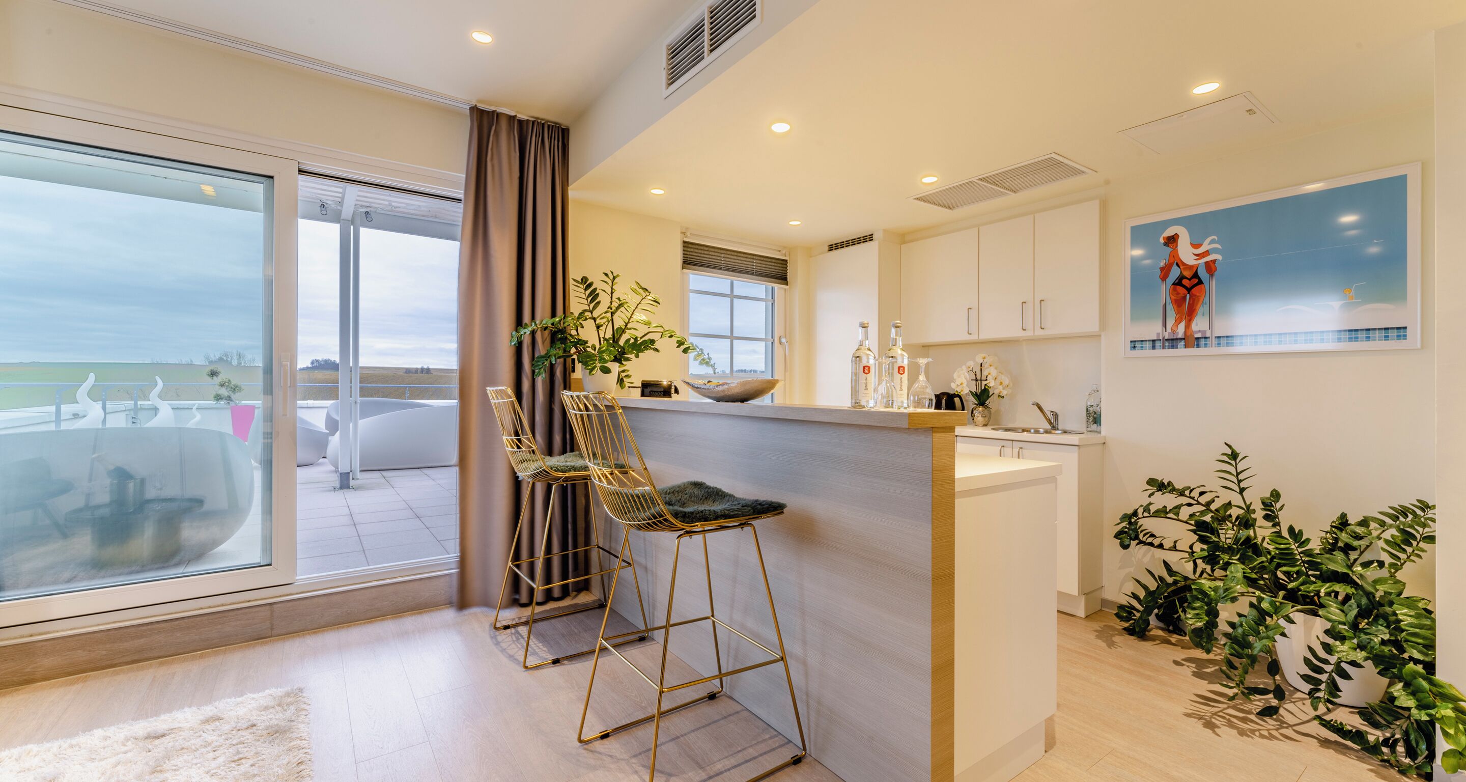 Suite | 加厚床垫、客房内保险箱、办公桌、笔记本电脑工作区