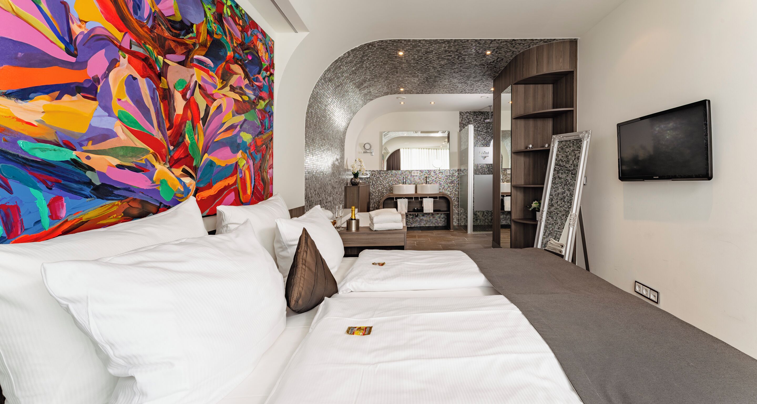 Bikini Cube | Pillowtop-Betten, Zimmersafe, Schreibtisch