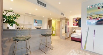 Louis Réard Suite | 加厚床垫、客房内保险箱、办公桌、笔记本电脑工作区