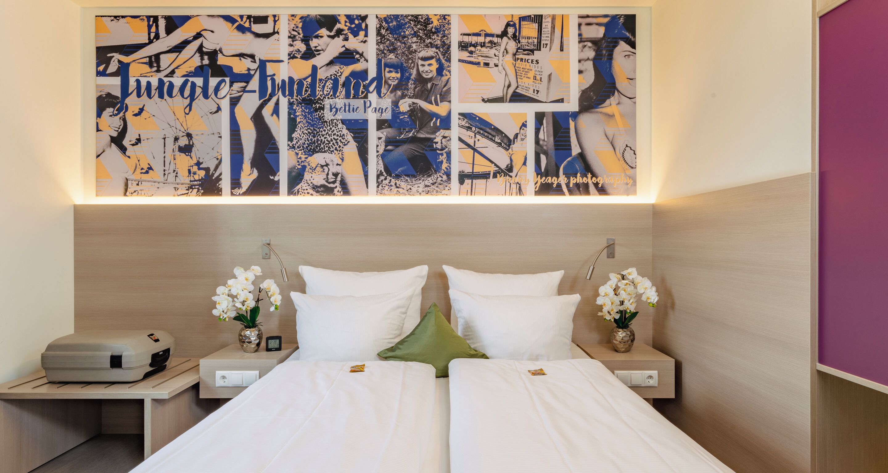 Senger med overmadrass, safe på rommet og skrivebord