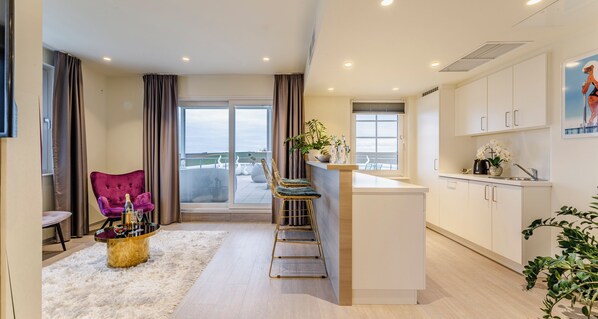 Executive Suite, 1 Double Bed, Jetted Tub (Penthouse) | Living area