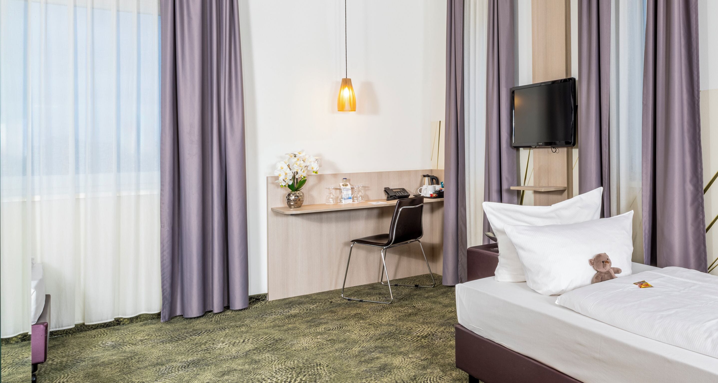 Standard-Dreibettzimmer | Pillowtop-Betten, Zimmersafe, Schreibtisch