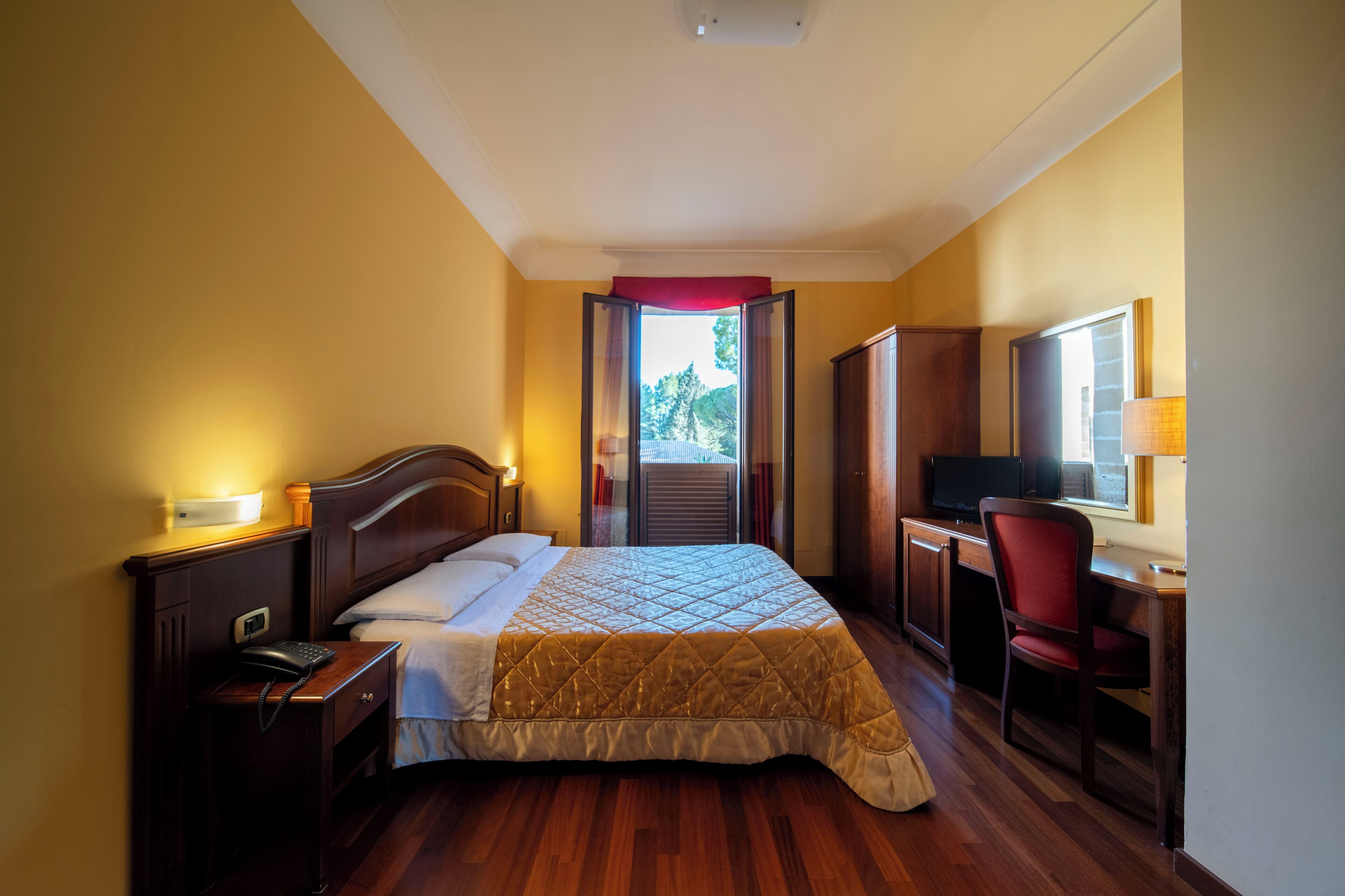 standard double or twin room, garden view | 1 bedroom, minibar, in-room safe, individually furnished