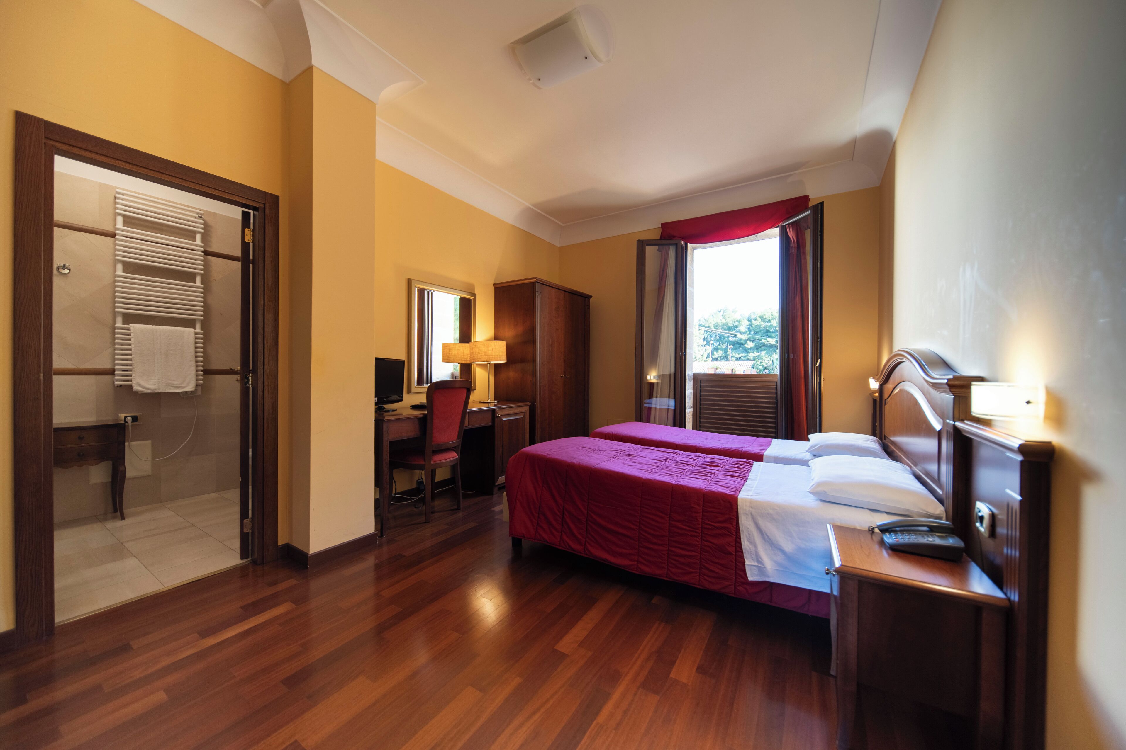 standard double or twin room, garden view | 1 bedroom, minibar, in-room safe, individually furnished