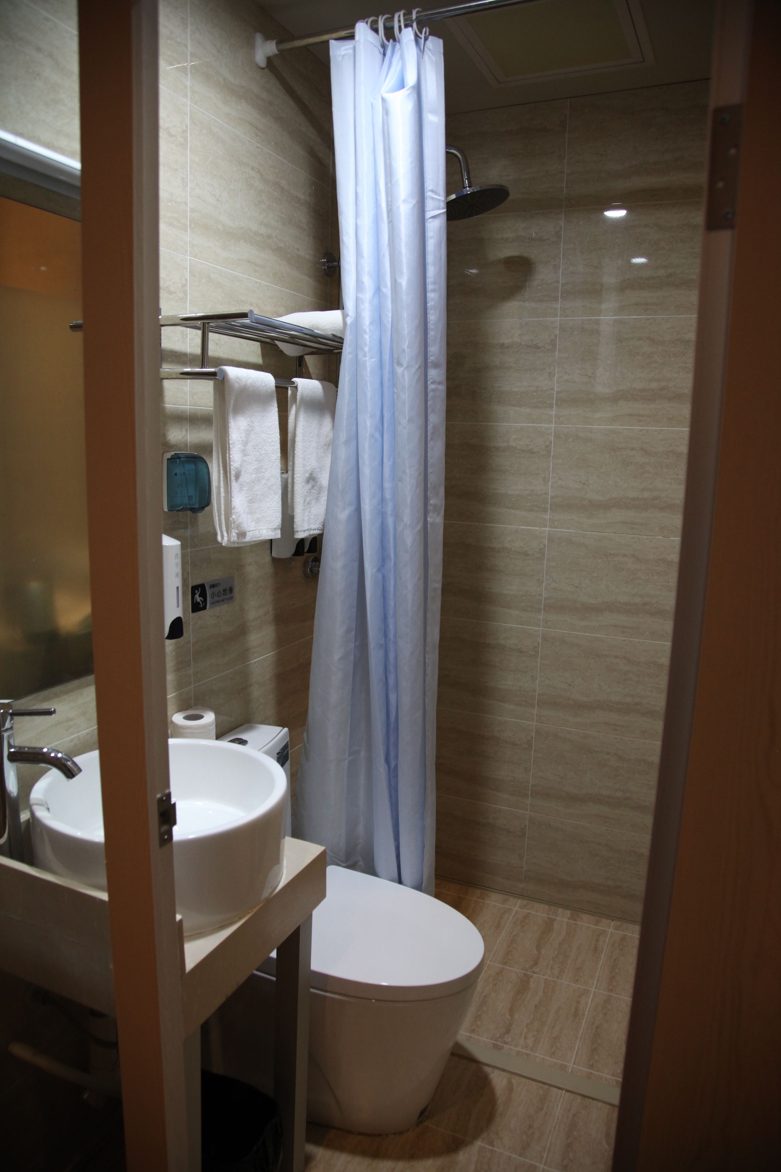 Une salle de bain avec un lavabo, des toilettes et une douche.