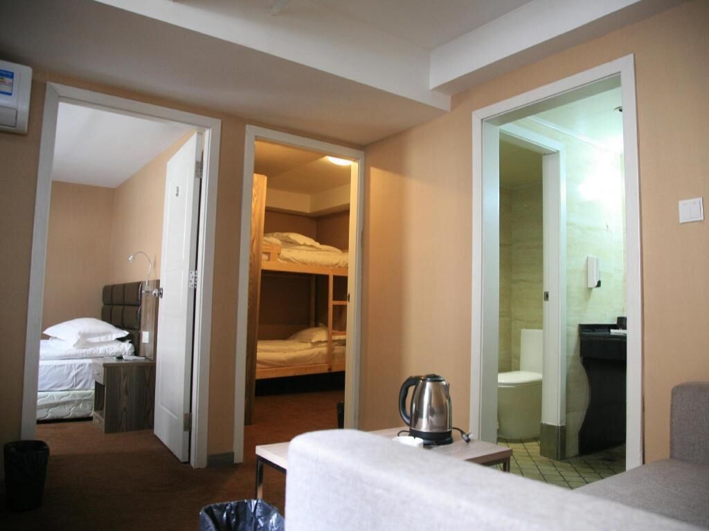 ميني بار وخزنة داخل الغرفة ومكتب ومساحة عمل للكمبيوتر المحمول