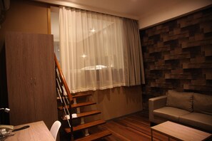 Deluxe suite | Een minibar, een kluis op de kamer, een bureau, een laptopwerkplek