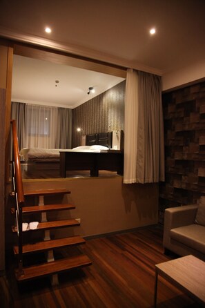 Deluxe suite | Een minibar, een kluis op de kamer, een bureau, een laptopwerkplek