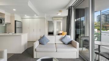 Apartment, 1 Schlafzimmer | Wohnbereich | 42-Zoll-Flachbildfernseher mit Digitalempfang, Fernseher