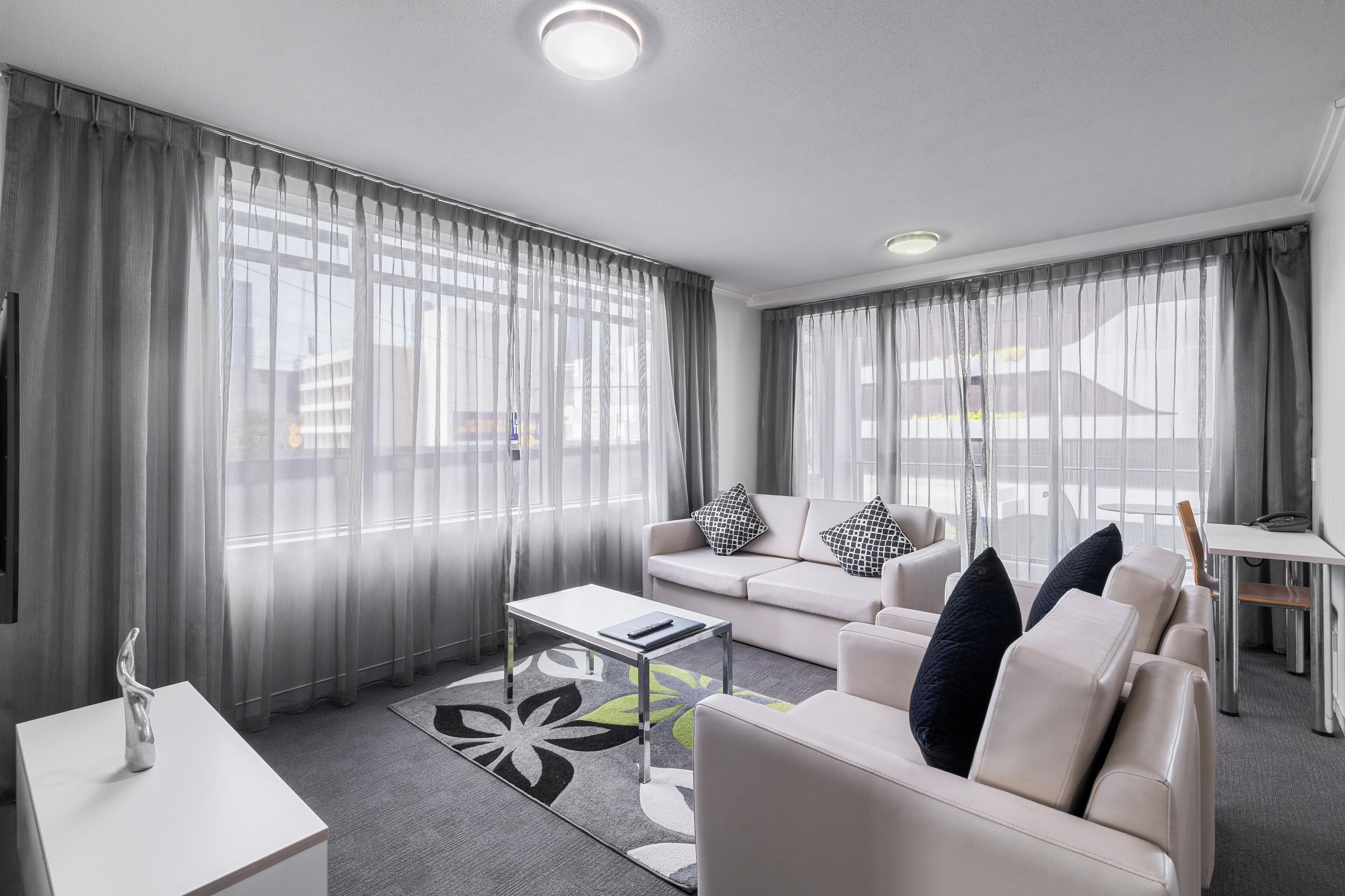 公寓, 2 间卧室 | 起居区 | 42-英寸纯平电视 （配备数码频道）、电视