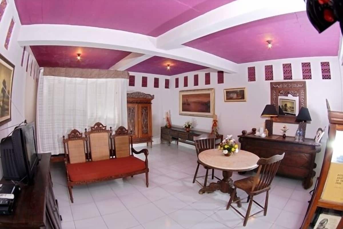 Villa (Joglo 7) | Zona de estar | Televisión de pantalla plana de 32 pulgadas con canales por cable