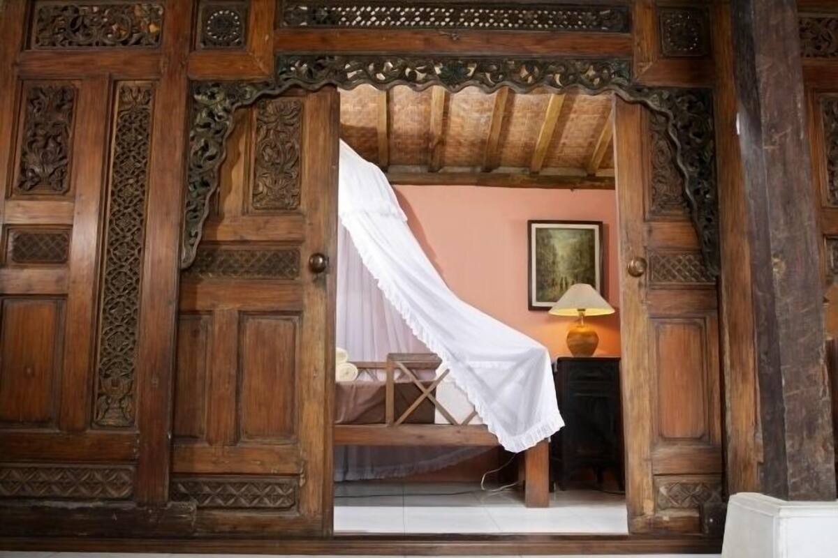Villa (Joglo 2) | Escritorio y ropa de cama