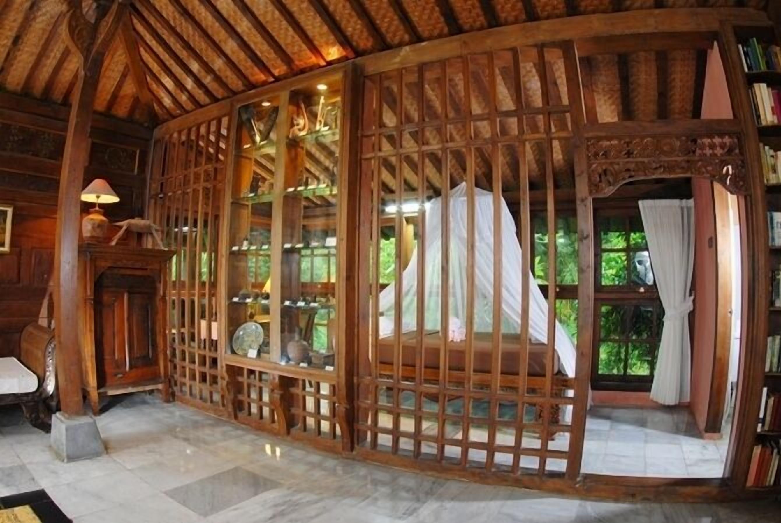 Villa (Joglo 4) | Desk, bed sheets