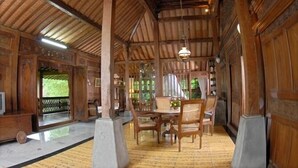 Villa (Joglo 4) | Spiseområde på rommet