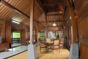 Villa (Joglo 4) | In-room dining