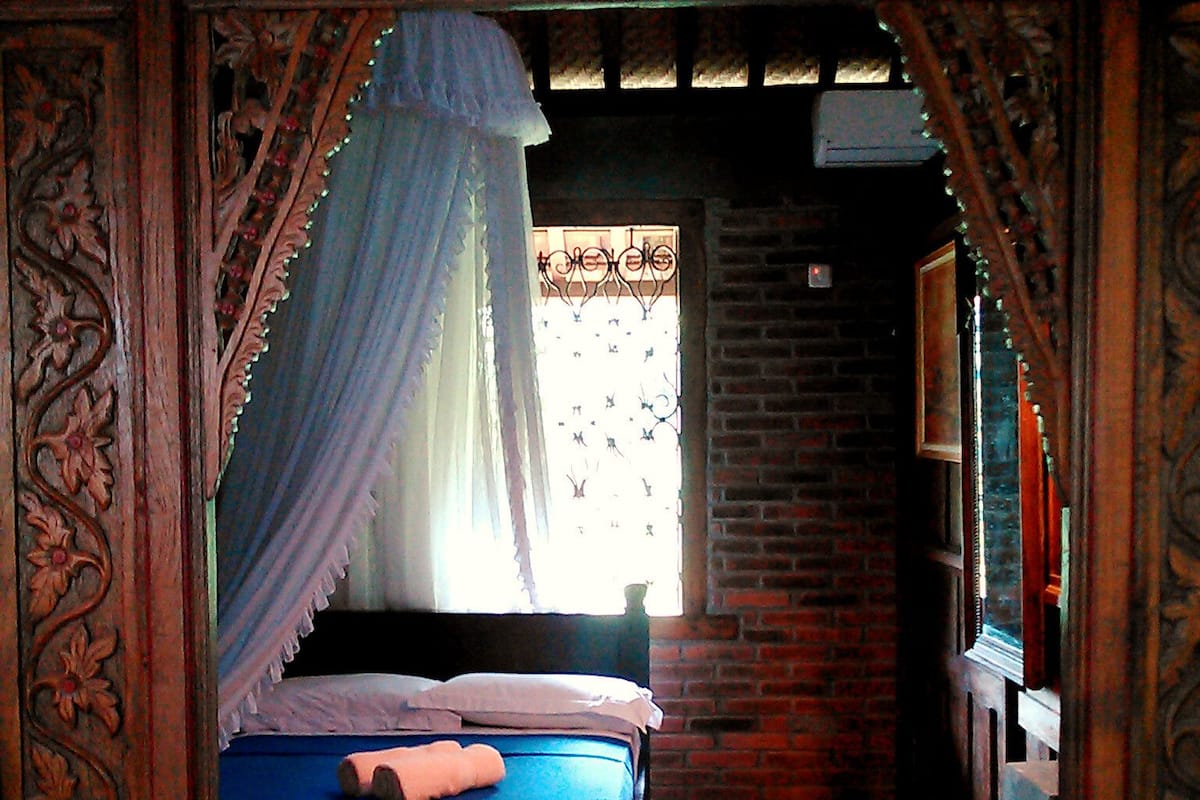 Villa (Joglo 9) | Escritorio y ropa de cama