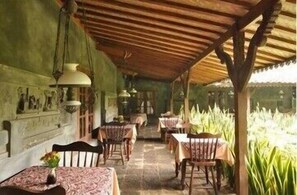 Outdoor dining - Hills Joglo Villa (Ungaran)