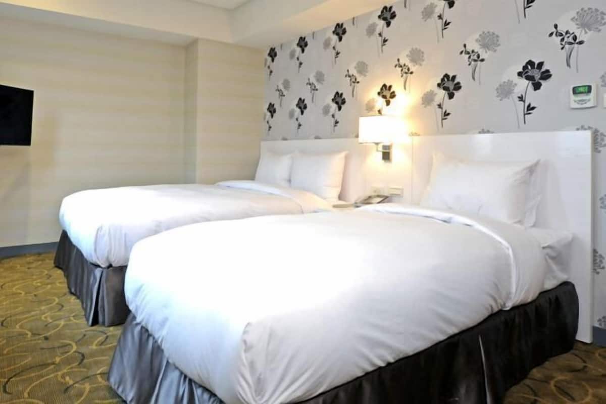 Down comforters, minibar (free items), in-room safe, desk
