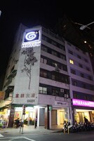 Voorkant accommodatie - avond/nacht