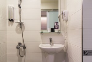 Single Room | Bathroom | Shower, hair dryer, slippers, towels - Ximen Citizen Hotel (Taipei)