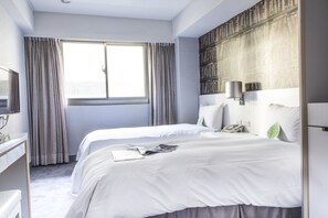 Habitación empresarial, 2 camas individuales | Edredón y artículos del minibar gratis