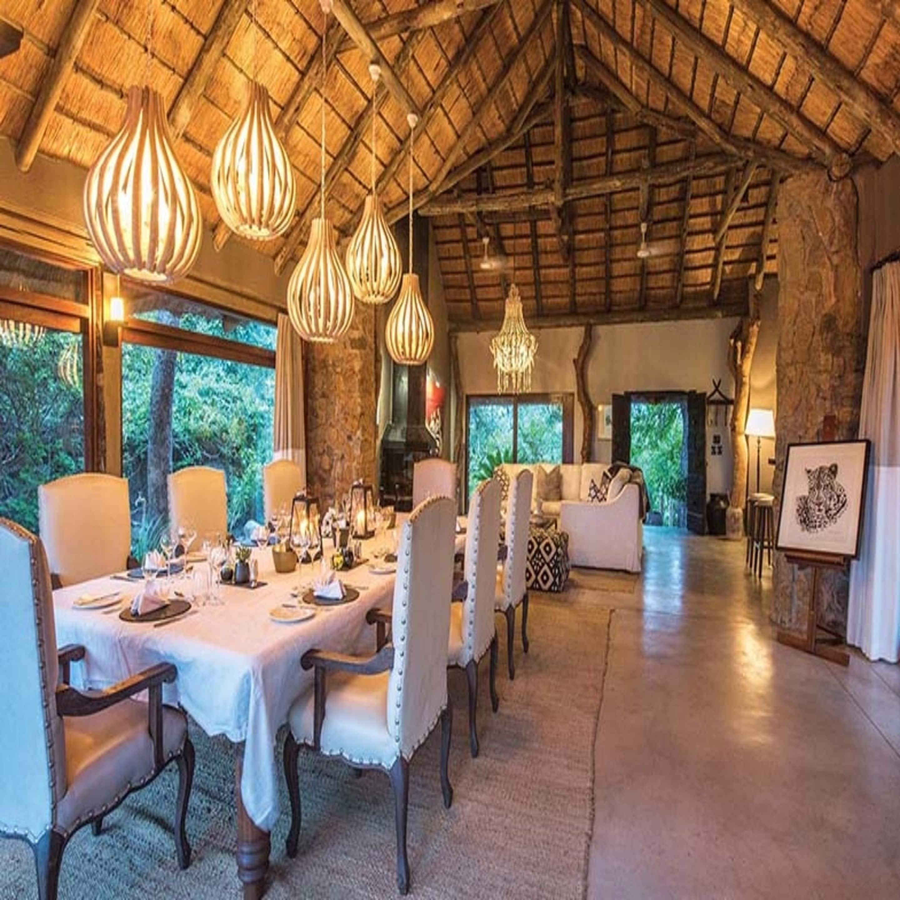 朝食、ランチ、ディナーに営業