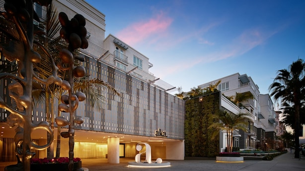 Un hôtel moderne, reconnaissable à son panneau « aka » bien visible, doté d’une cour intérieure agrémentée d’une sculpture et d’un jardin bien entretenu.