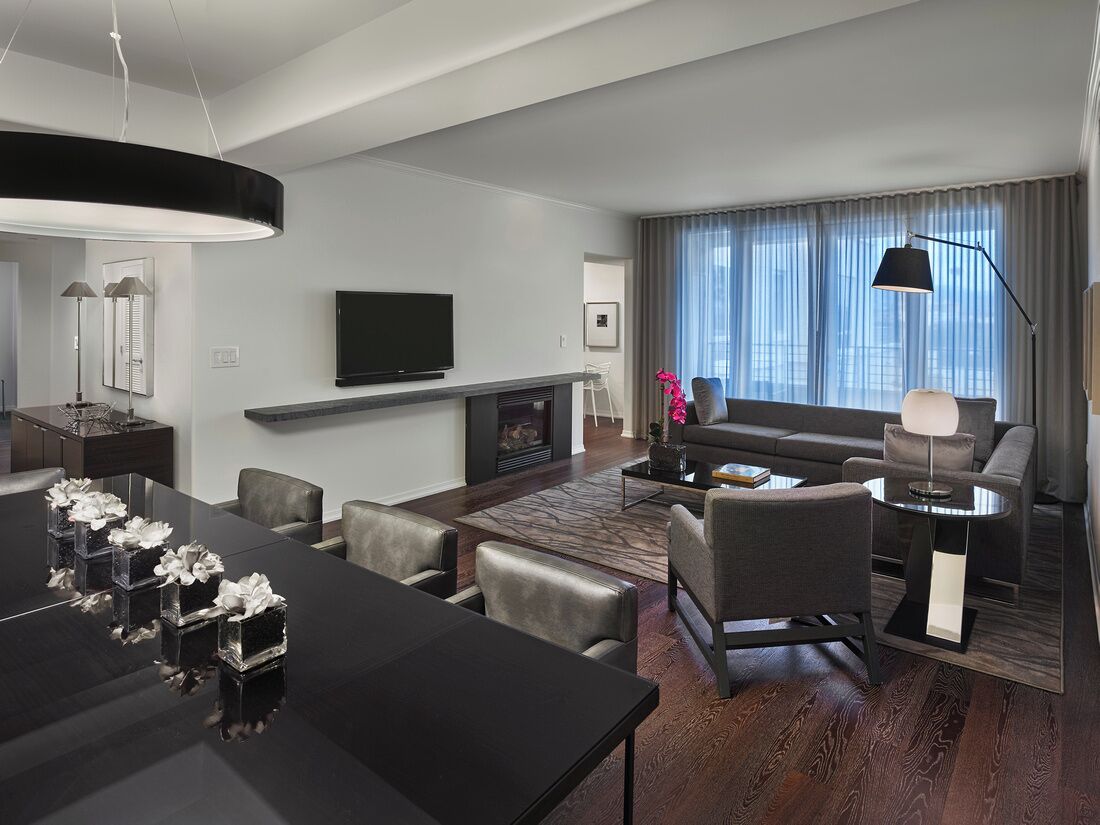 Penthouse, 2 Bedrooms (With Den) | Living area