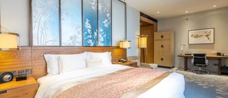 Una cassaforte in camera, una scrivania, postazione laptop