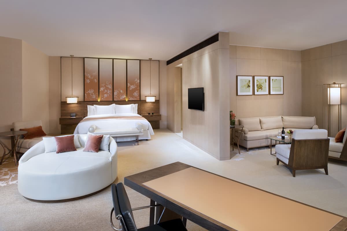 Deluxe Suite, 1 King Bed (with Round Daybed)