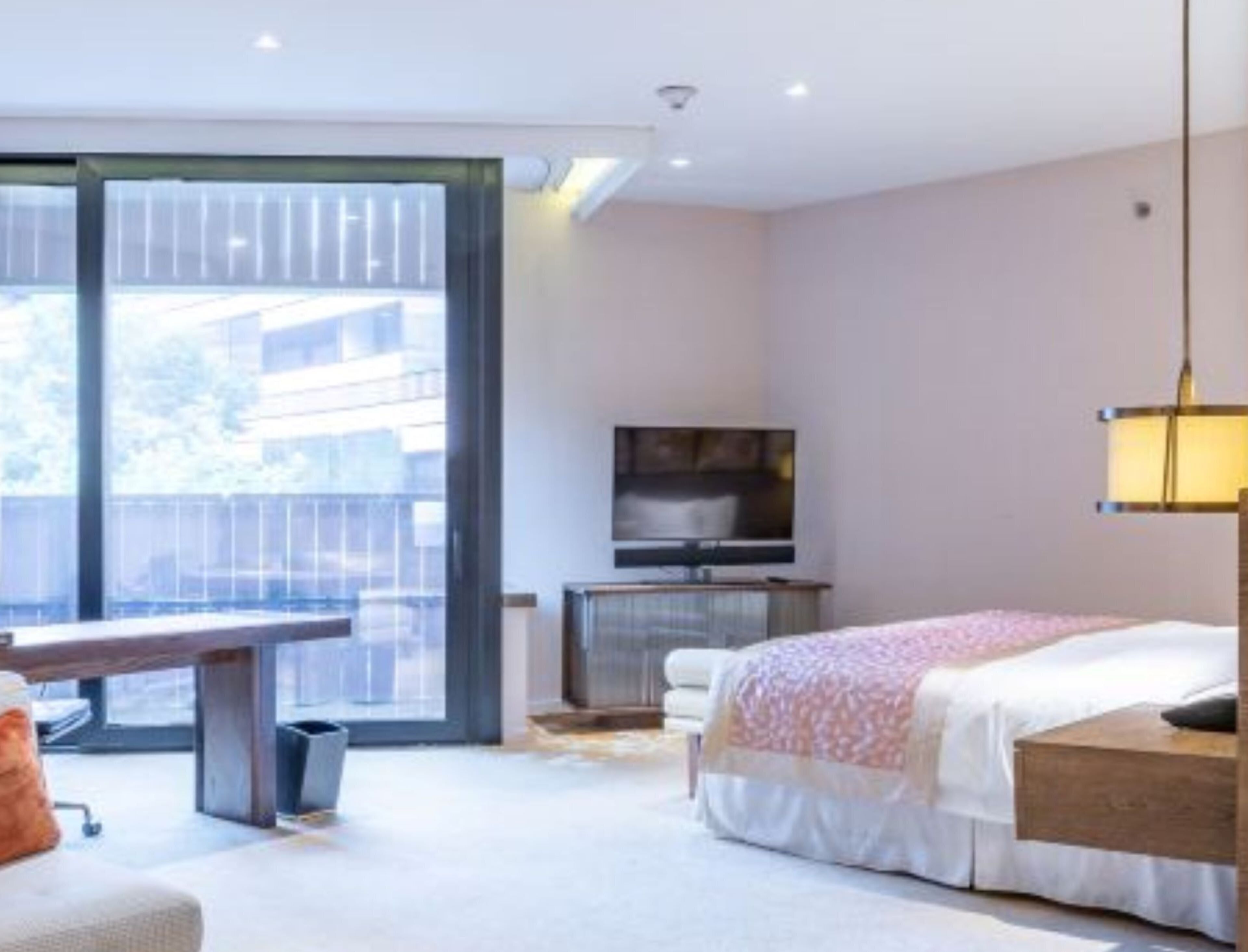 Habitación estándar, 1 cama King size, vista al patio | Caja de seguridad en la habitación y escritorio 