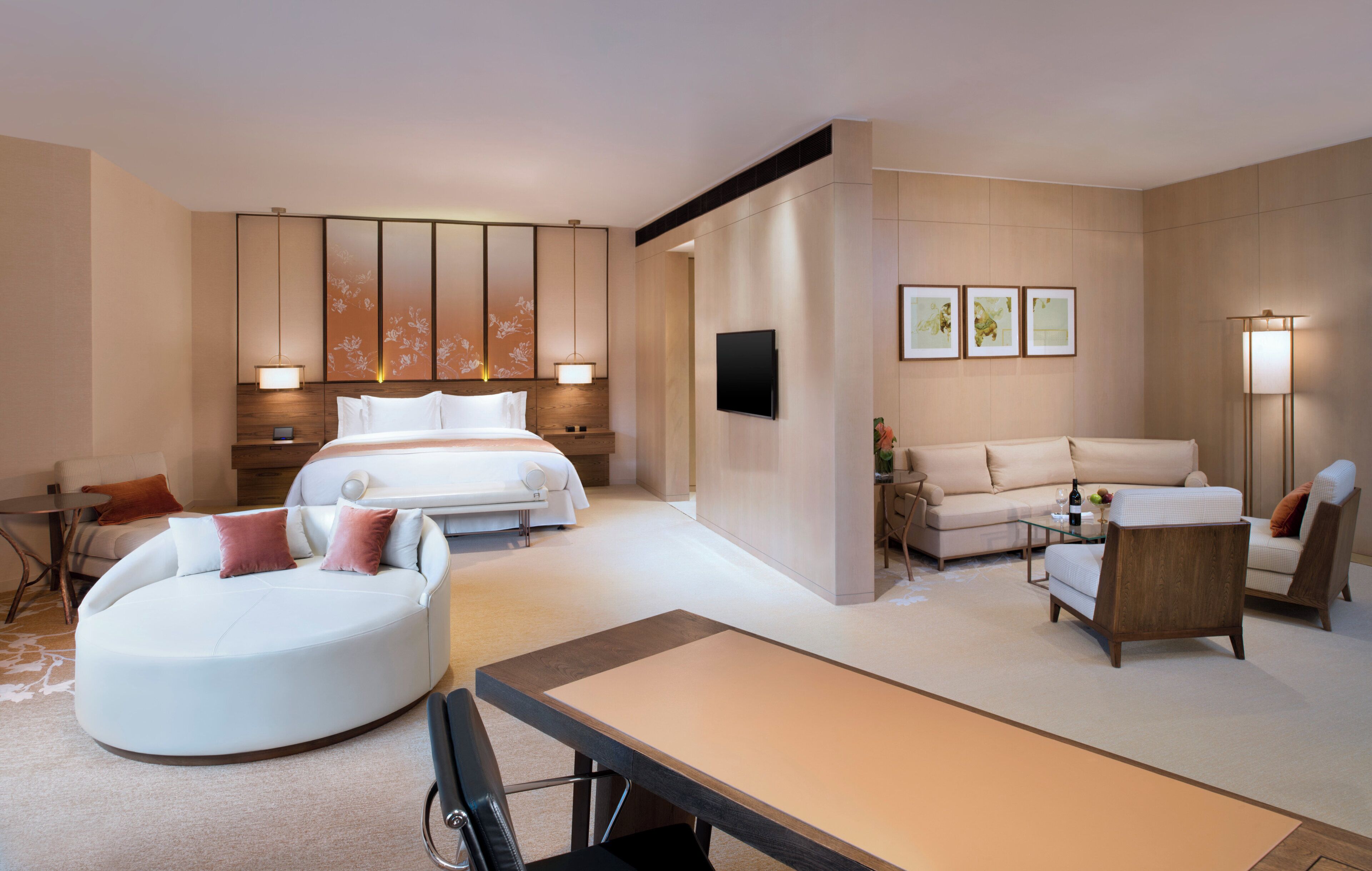 Une chambre d’hôtel moderne équipée d’un lit, d’un canapé, d’une table à manger et d’un téléviseur.