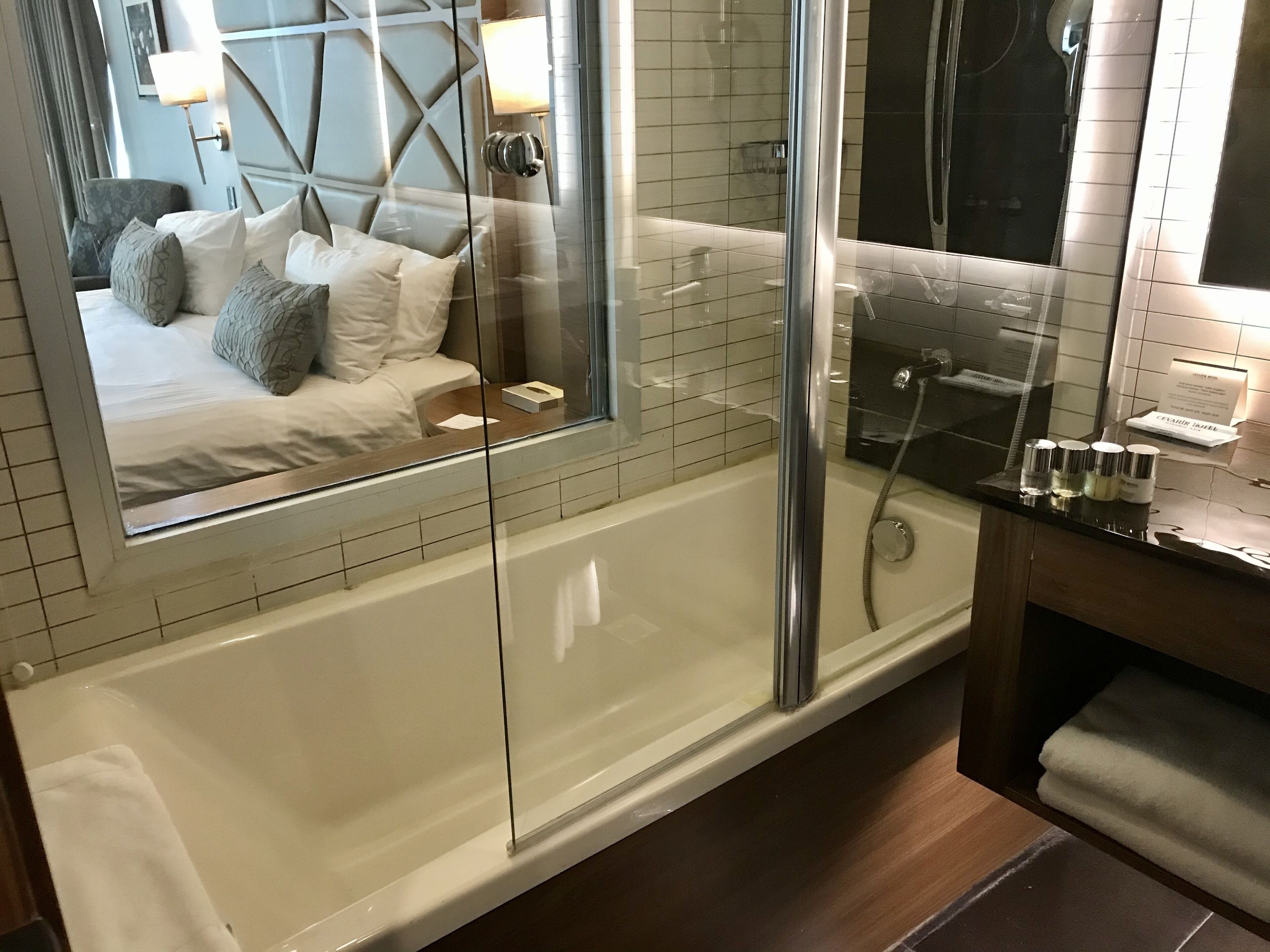 superior double room, sea view | deep-soaking bathtub