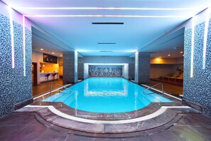 Innenpool, Außenpool (je nach Saison geöffnet), Sonnenschirme