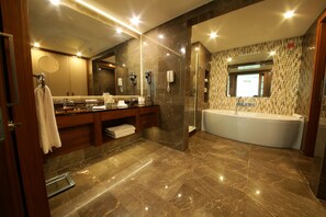 Phòng Suite Presidential, 1 giường cỡ king, bồn tắm thủy lực, đối diện biển | Bồn tắm spa riêng