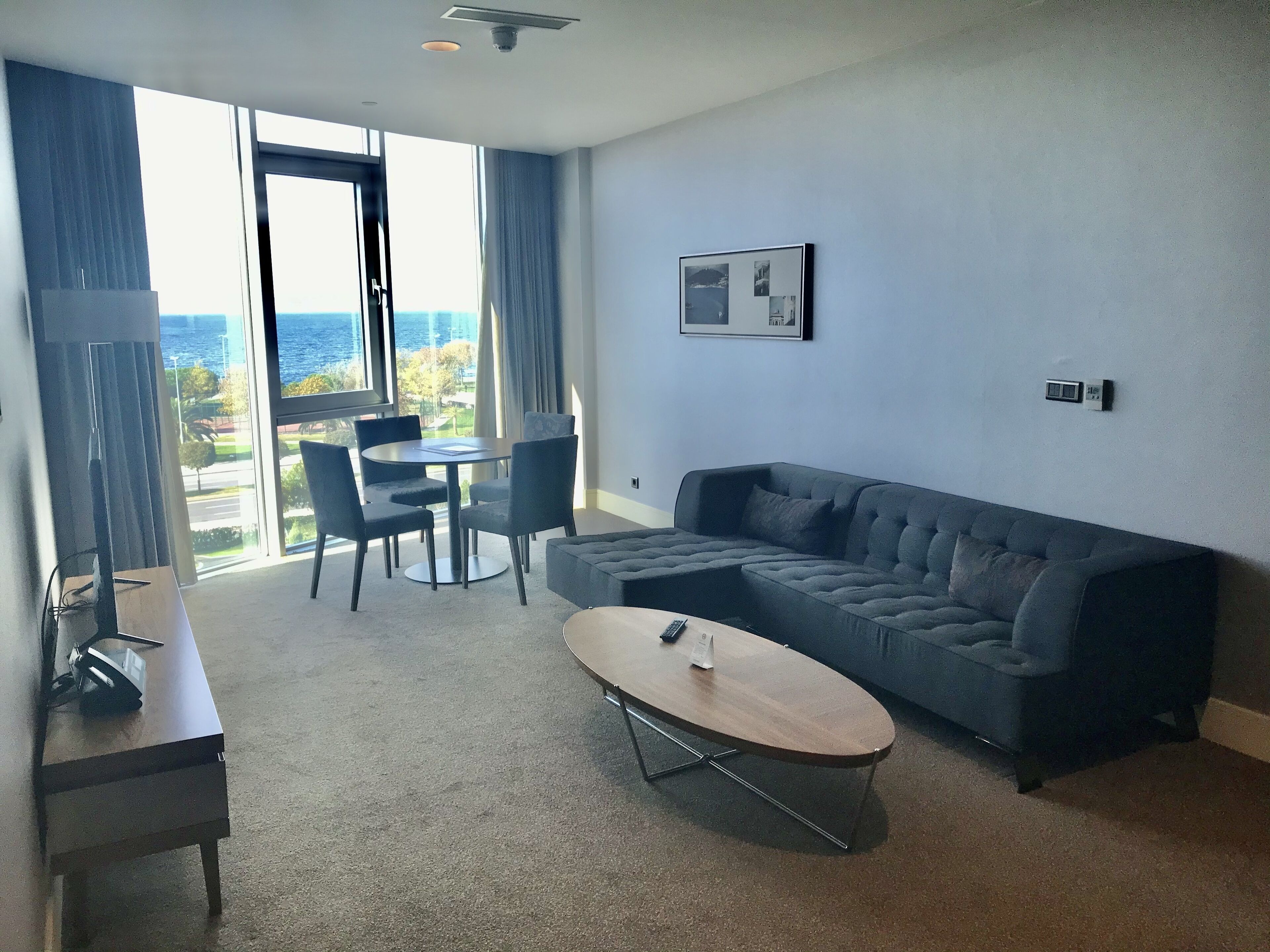 presidential suite, 1 king bed, jetted tub, sea facing | in-room dining