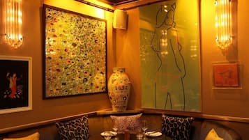 2 restaurants, lunch, dinner served; local cuisine