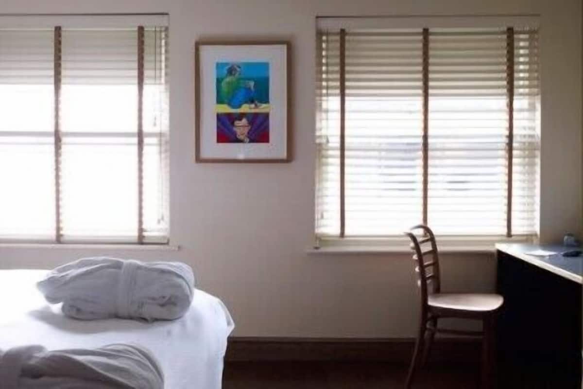Standard Twin Room, 2 Twin Beds | Premium bedding, minibar, in-room safe, desk