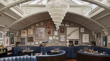 2 Restaurants; Mittagessen und Abendessen werden serviert