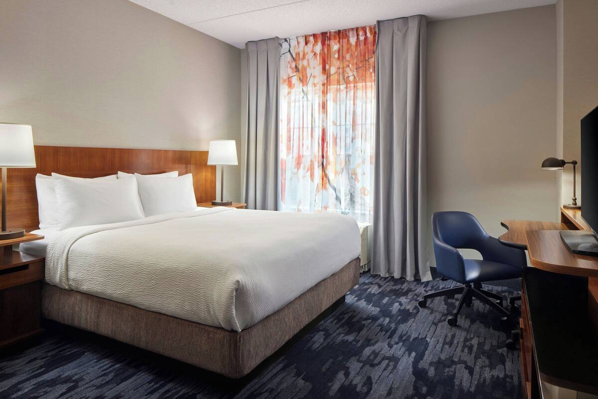 Egyptian cotton sheets, premium bedding, pillow-top beds, desk