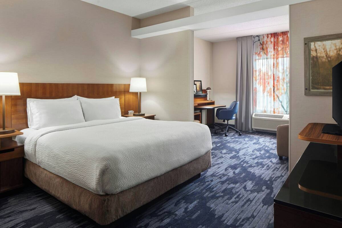 Egyptian cotton sheets, premium bedding, pillow-top beds, desk