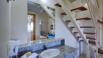 Suite Premium Duplex | Bathroom | Shower, eco-friendly toiletries, hair dryer, towels