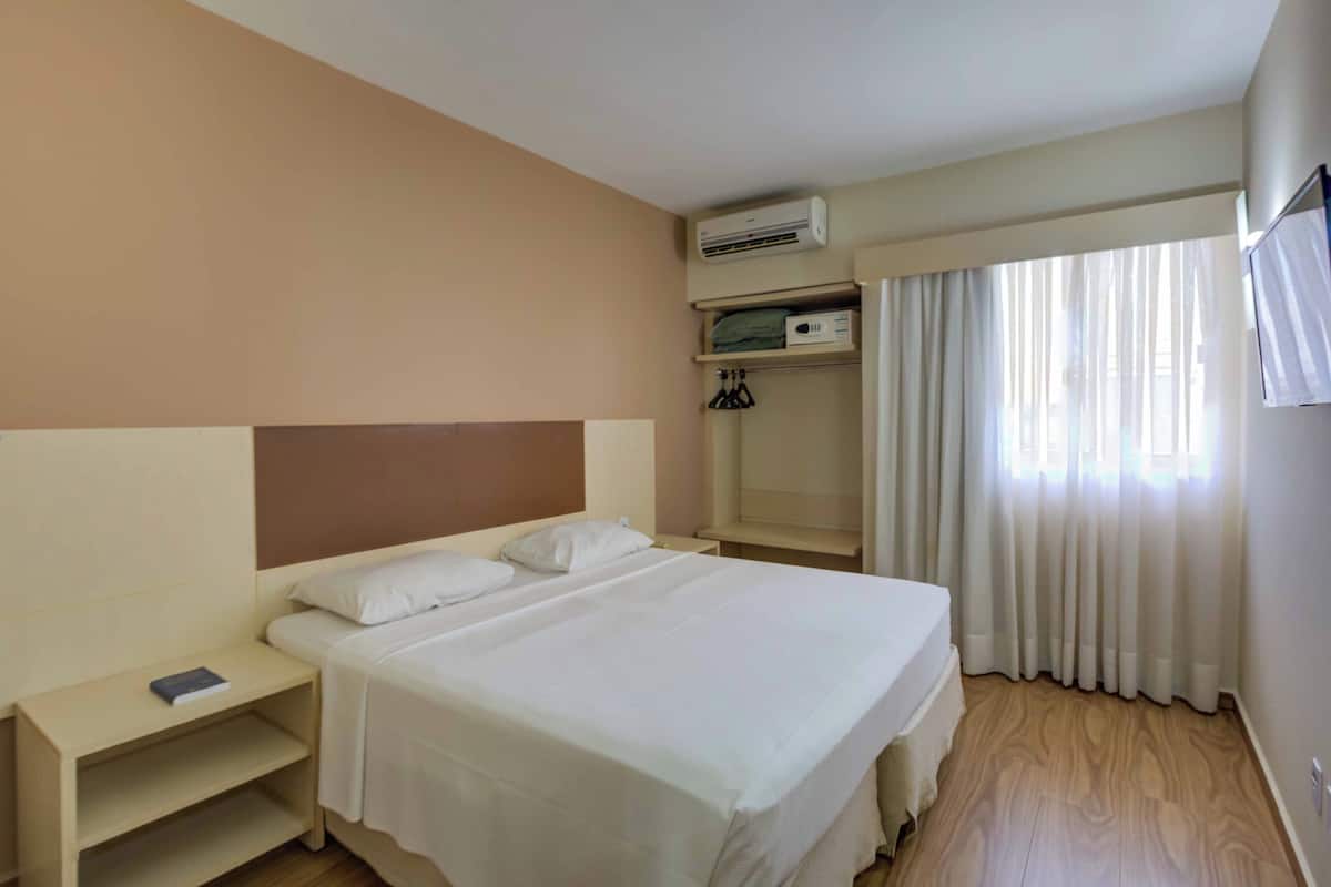 Habitación Deluxe con 2 camas individuales, vista a la alberca | 1 habitación, minibar, caja de seguridad en la habitación y escritorio