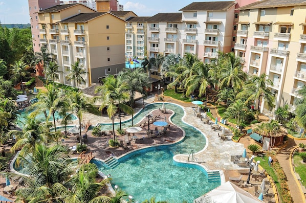 3 Außenpools, Sonnenschirme, Liegestühle