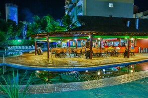 Bar junto a la alberca