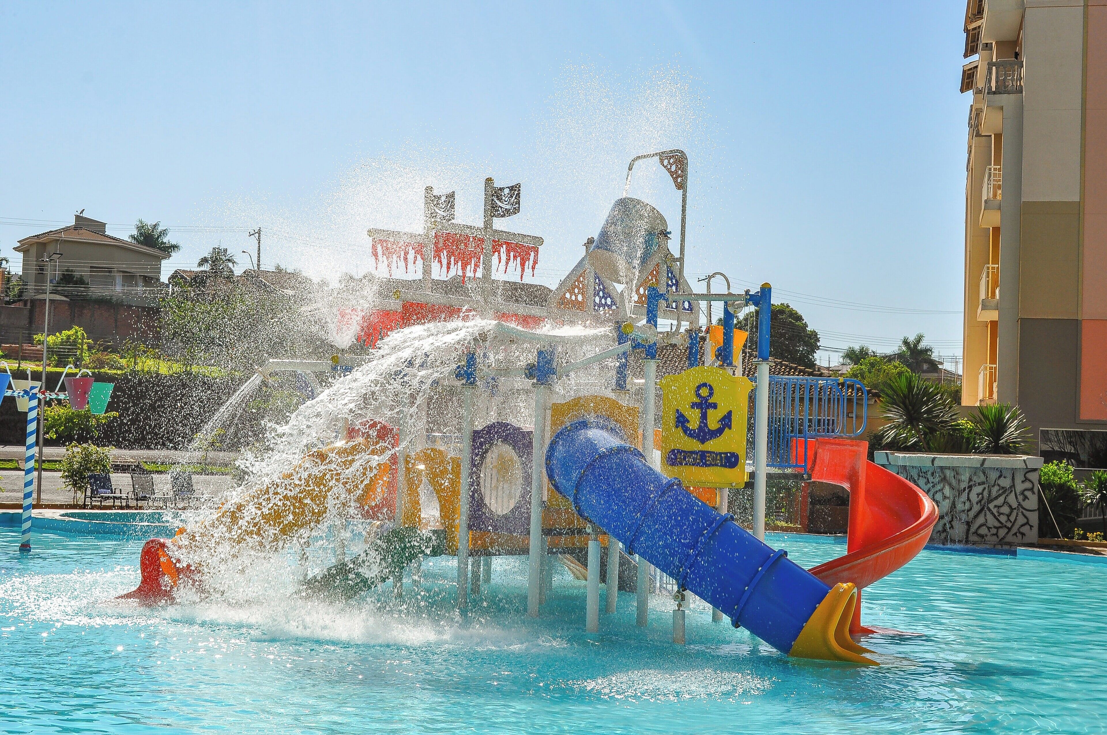 3 piscinas externas, guarda-sóis, espreguiçadeiras